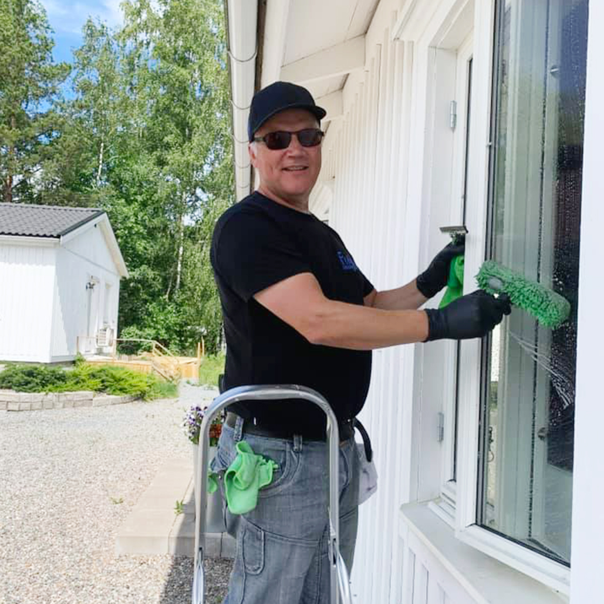 Frej putsar och tvättar fönster på hus och lägenheter i Sala kommun